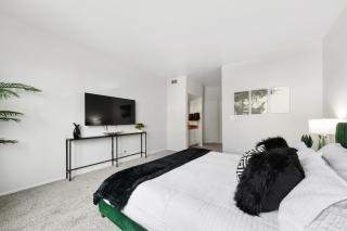 Beverly Hills Glamour Oasis 2 BR Apt with Parking 304 - 4