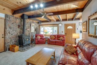 10 Mi to Lake Tahoe Beaches Cabin with Pool Table - South Lake Tahoe - 2
