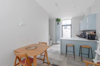 Chic 1BD Flat wPatio - 2 Mins from Baron's Court! - Londra - 6
