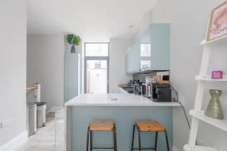 Chic 1BD Flat wPatio - 2 Mins from Baron's Court! - 4