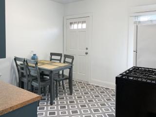 Cozy Apt Near Airport & Parking - Cleveland - 4