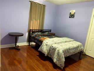 Room in Brampton (Room 3) - 7