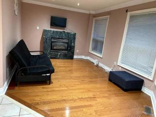 Room in Brampton (Room 3) - 5