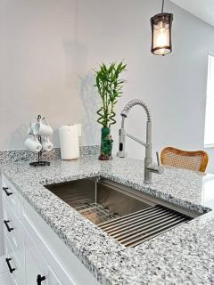 Discover Your Paradise Retreat in Naples - Orangetree - 9