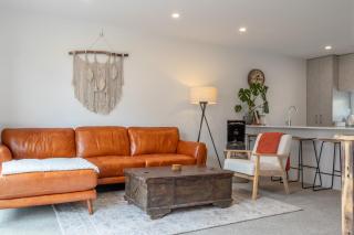 Cozy Retreat with Hot Tub - Christchurch - 1