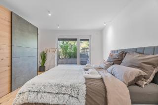 NEU: Stylische Suite mit Netflix und Workspace - Böblingen - 0