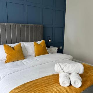 STUNNING 2 Bedroom City Centre Apartment with FREE PARKING - 5