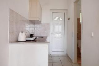 Yiannis Studio 4 - 2