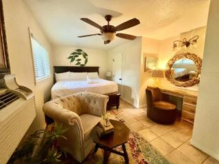 Poolside King Cabana with full kitchen, king bed, sleeper sofa and pool access, Hotel Room - Mount Ida - 0