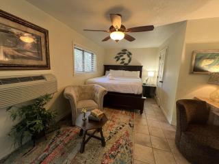 Poolside King Cabana with full kitchen, king bed, sleeper sofa and pool access, Hotel Room - Mount Ida - 5