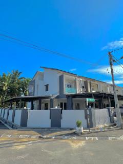 Entire Vacation Home with landscape garden - Sitiawan - 5