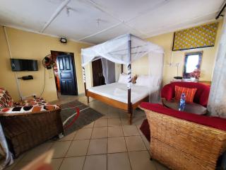 3 Bed Villa - Sleeps 6 - Pool - Garden - Parking - 1