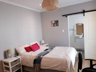 Pine-Tree Home - Cape Town - 4