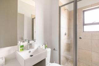 Chic, luxurious & spacious with backup power. - Sandton - 9