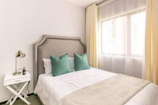 Chic, luxurious & spacious with backup power. - Sandton - 3