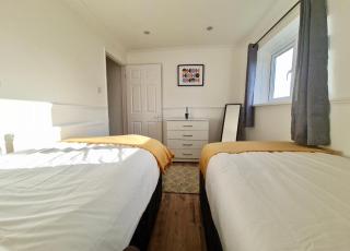 2 Bed Spacious Apartment, Sleeps 4, Free Wifi, Free Parking, Amenities Nearby, Good Transport Links Nearby, Contractors and Holidays - 6