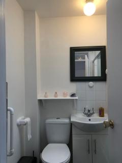 Welcome to your modern and comfortable stay in central Cheltenham for the Festival of Performing Arts 7th until 16th May En-suite rooms and shared bathrooms free parking, and a fully equipped kitchen for cooking, dining and laundry - 7