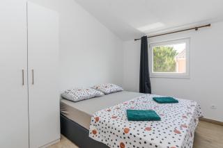 Apartments with parking space Vir - 21782 - 1