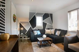 Luxurious 3-BR Contractor Stay, Holidays, Races, long stays, FREE Unlimited Wi-Fi, Parking - 9