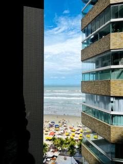 Em frente ao quiosque Ocian na praia, pé na areia - 2
