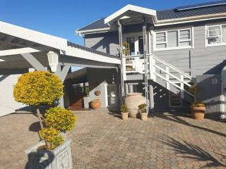C the Sea 3bedroom house with 2 queen and 2 single beds max 6sleep 2bathroom walk distance to beach in Glentana Outeniqua Strand with free Wi-Fi and sea view - 6