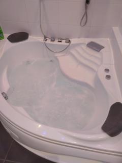 Moden Stylish large Southsea Apartment with jacuzzi bath sleeps 6 - 9