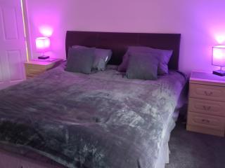Moden Stylish large Southsea Apartment with jacuzzi bath sleeps 6 - 8
