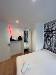 Hollywood 9 People - KHbnb center - 2