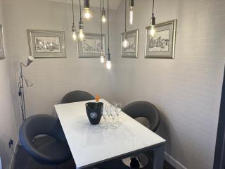 1 Bed Flat - Sleeps 2 - Parking - Wifi - 3