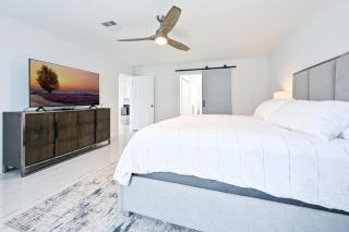 Spacious+Cozy Home, near the beach, heated pool. - 8
