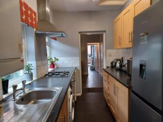 Ferndale House-Huku Kwetu Luton -Spacious 4 Bedroom House - Suitable & Affordable Group Accommodation - Business Travellers - Luton - 6