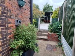 Ferndale House-Huku Kwetu Luton -Spacious 4 Bedroom House - Suitable & Affordable Group Accommodation - Business Travellers - Luton - 4