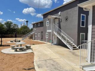 Walk to the Alamodome! Sleeps 6, Pet Friendly - San Antonio - 9