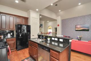 Beautiful Galleria Getaway w/ Pool - 9