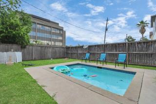 Beautiful Galleria Getaway w/ Pool - 8