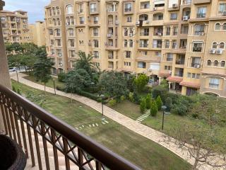 شقة فندقية بإطلالة خيالية مكيفة بالكامل للايجار في مدينتي-Madīnat - 2