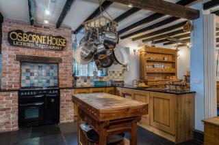 Historic Osborne House very close to the beach - 1