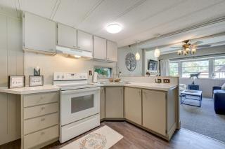 5 Mi to Cataloochee Ski Area! Family Home with Views - 2