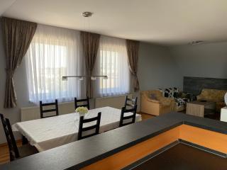 Spacious Apartment in Town Centre - Nové Zámky - 7