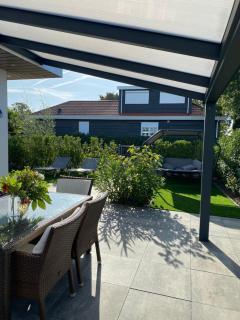 LUXUS Cube Ferienhaus Chalet am See mit Schwimmbad in Lathum NL - Lathum - 3