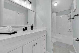 Plush Two Bedroom Retreat. A Home Away From Home! - 5