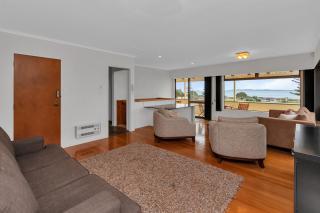 Seaside on Stratford - Cable Bay Holiday Home - 2