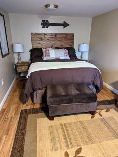 Robin's Nest Charming Whole House Rental - Saranac Lake - 2