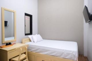 DR Living Syariah Solo Mitra RedDoorz - Kadiporo - 0