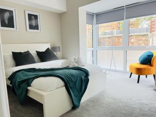 Brand New 1 Bed with Sofabed, Private Patio & Electric Parking Bay, 5min Walk to Racing & Main Strip LONG STAY WORK CONTRACTOR LEISURE - AMBER - 6