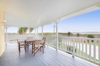 Coastal Queenslander with Fraser Island Views - 4
