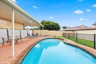 'The Aussie Classic' Poolside Living by the Marina - Hervey Bay - 6