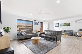 'The Aussie Classic' Poolside Living by the Marina - Hervey Bay - 2