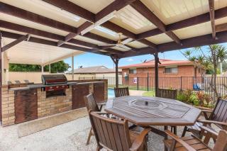 'The Aussie Classic' Poolside Living by the Marina - Hervey Bay - 3