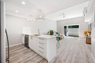 'Esplanade Escape' A Fresh Coastal Family Hideaway - Hervey Bay - 2